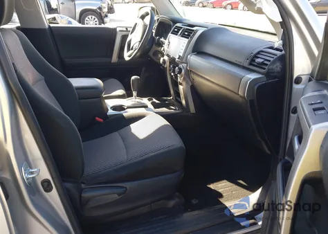 2021 Toyota 4Runner Sr5 z USA, uszkodzony, nr VIN JTEEU5JR1M5232633